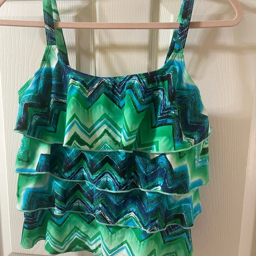 Ceeb swim top ruffle NWOT size 10‎
